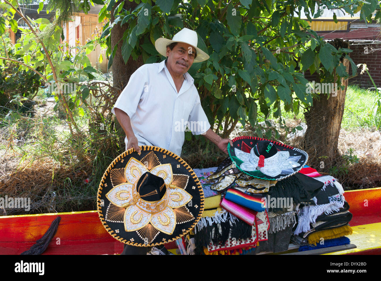 Mexikanischen Hut Verkauf an Touristen aus Boot Xochmilco Mexico City-Mexiko Stockfoto