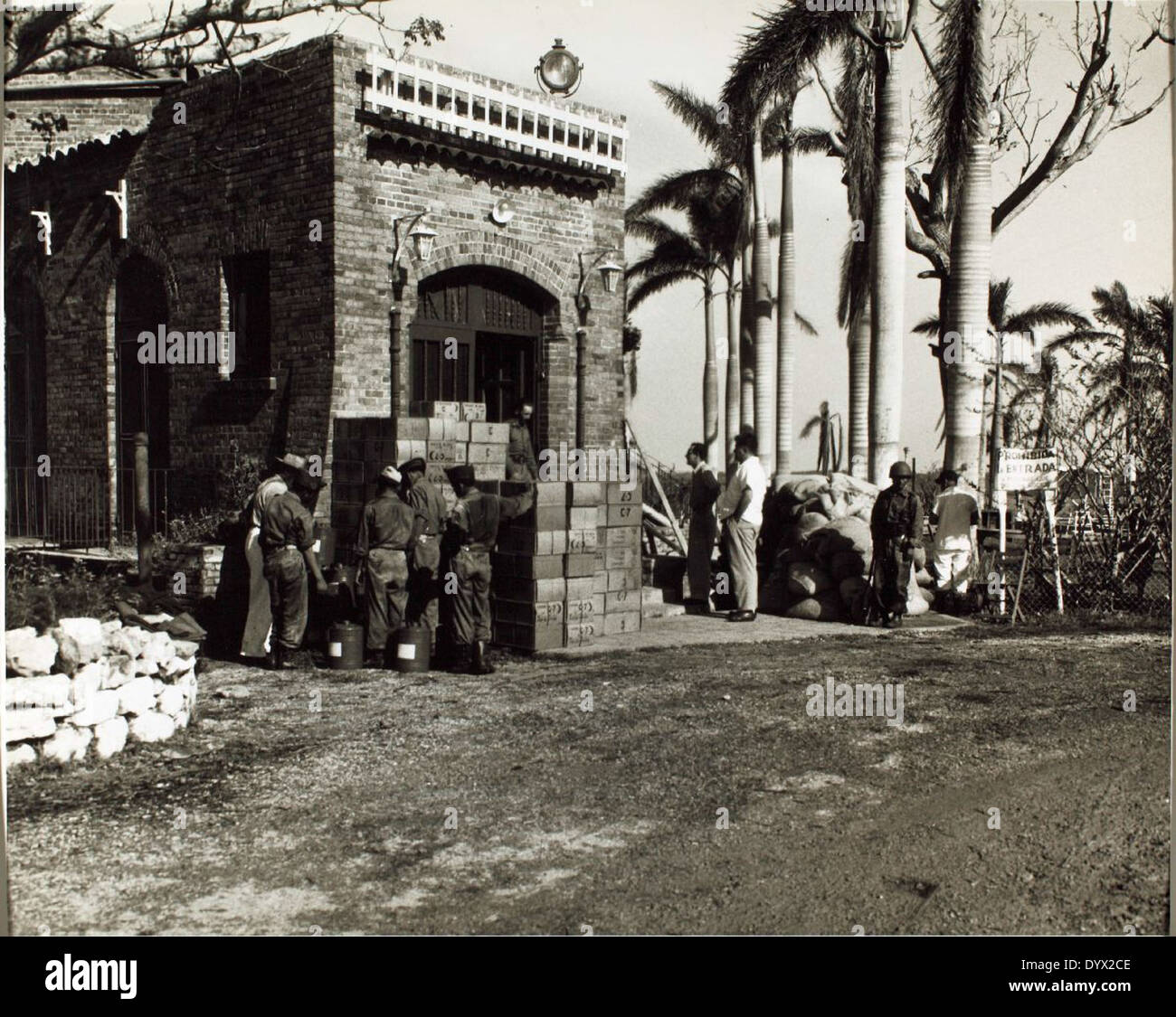 Dieses Bild zeigt Hilfsgüter, darunter C-Rationen, Wasser und Lebensmittel wie Mais, Bohnen und Reis, die in Tampico, Mexiko, gesammelt wurden. Diese Vorräte sollten von HTU-1-Hubschraubern an die von Überschwemmungen betroffenen Gebiete verteilt werden. Das Bild zeigt die Bemühungen, Hilfe bei Naturkatastrophen zu leisten. Stockfoto