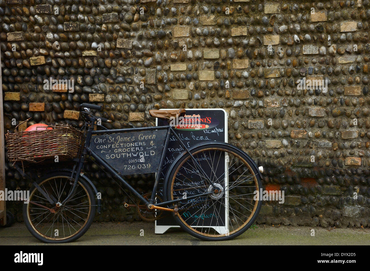 Altmodisches Lebensmittelhändler Lieferung Fahrrad. Southwold, Suffolk, England. Stockfoto