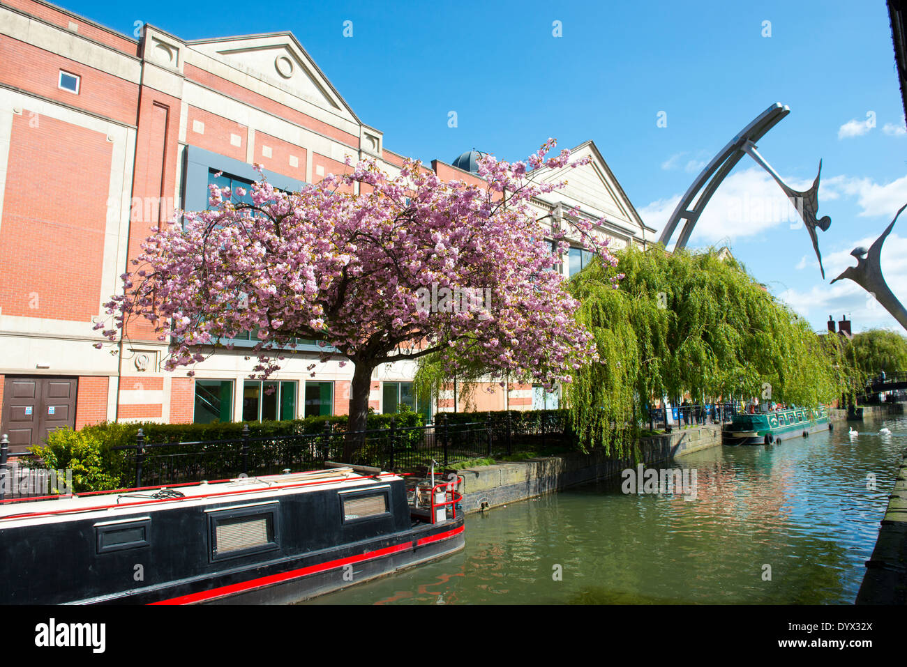 Der Fluss Witham und Empowerment Skulptur im Stadtzentrum von Lincoln, Lincolnshire England UK Stockfoto