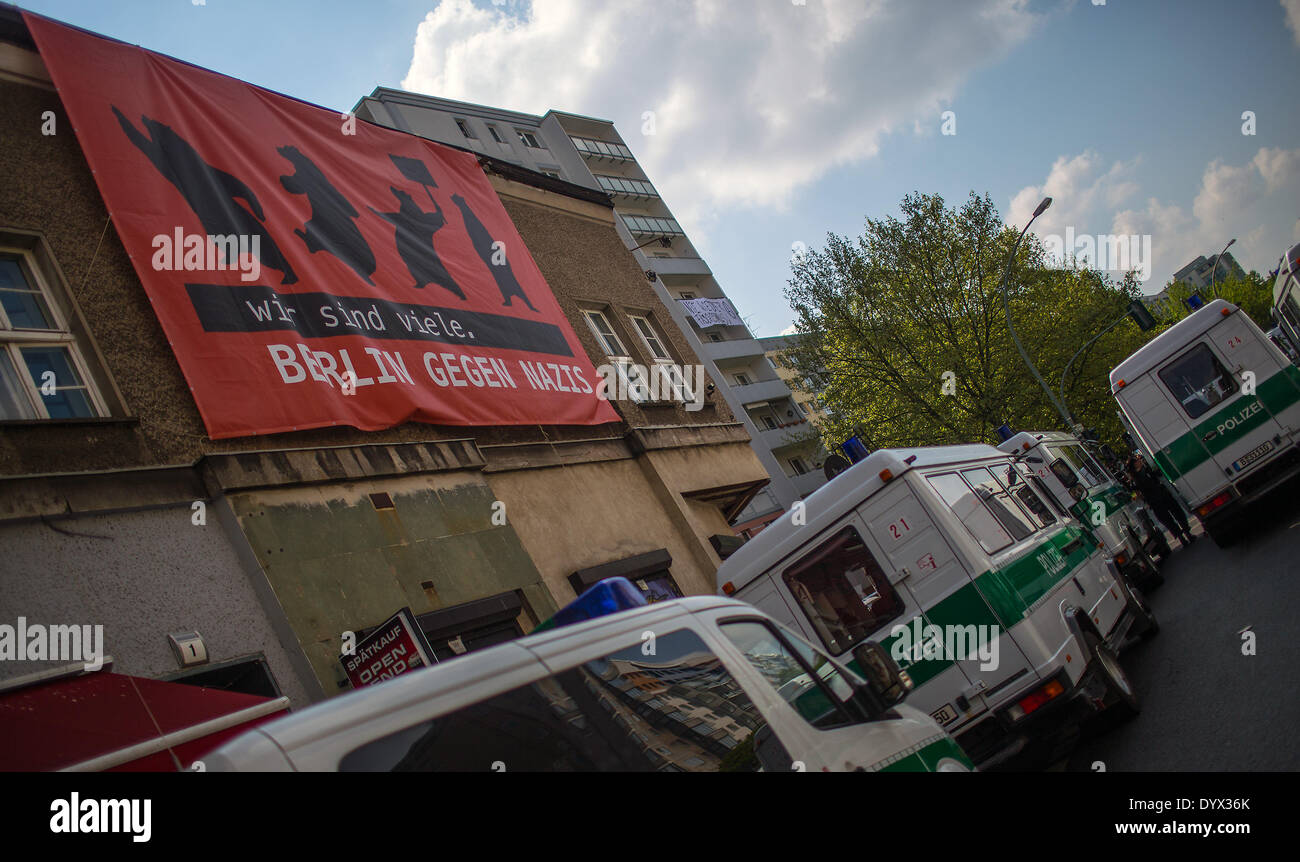 Ein Plakat der lautet "Wir sind viele. Berlin gegen Nazis ist in Berlin, Deutschland, 26. April 2014 abgebildet. Mehrere tausend Menschen protestierten gegen eine Kundgebung der rechtsextremen nationalen demokratischen Partei Deutschland (NPD) durch Stadtteil Kreuzberg für seine alternative Kultur bekannt ist. Foto: HANNIBAL/dpa Stockfoto