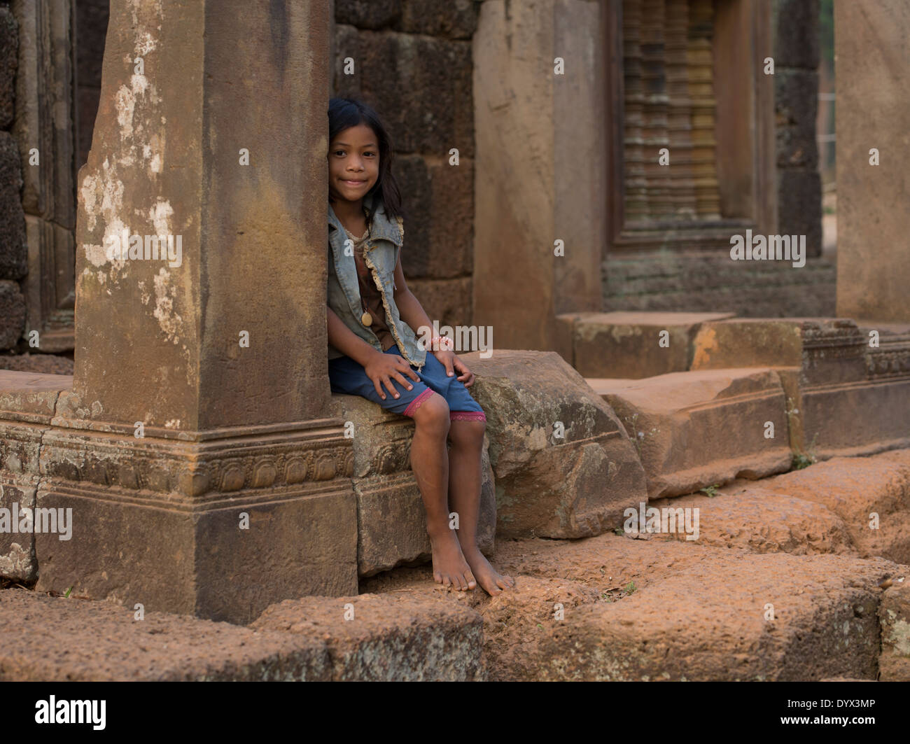 Kambodschanische Mädchen am Banteay Srei Hindu Tempel, der Shiva gewidmet. Siem Reap, Kambodscha Stockfoto