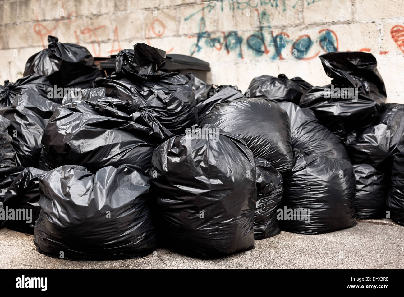 Schwarze Müllsäcke in einer Stadtstraße gebunden Stockfoto