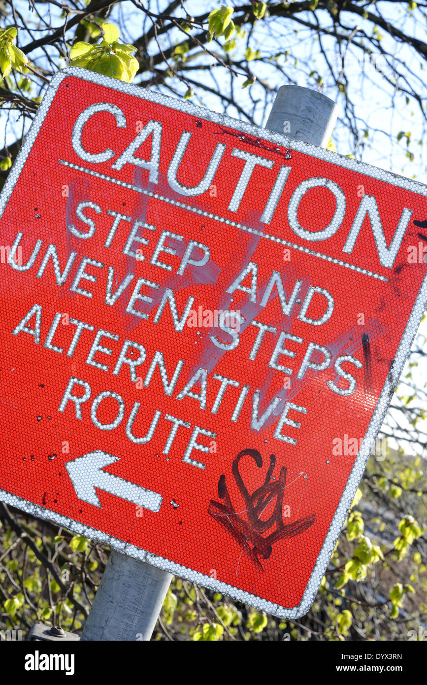 Warnzeichen für Fußgänger von steilen und unebenen Schritte Vereinigtes Königreich Stockfoto