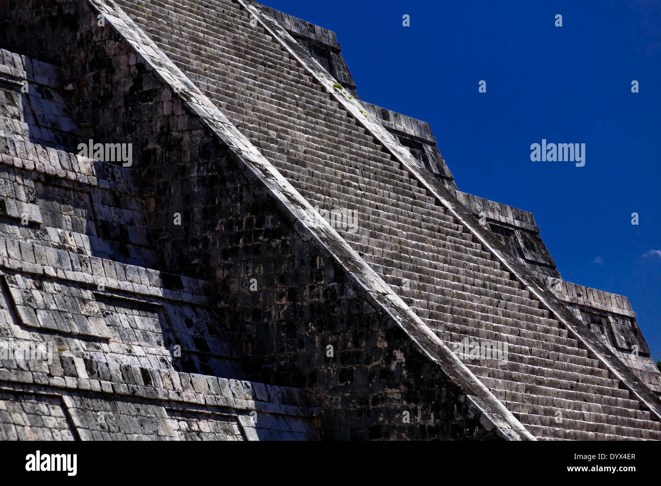 Detail der alten Treppe einer Maya-Pyramide in Chichen Itza Ausgrabungsstätte in Halbinsel Yucatan, Mexiko Stockfoto