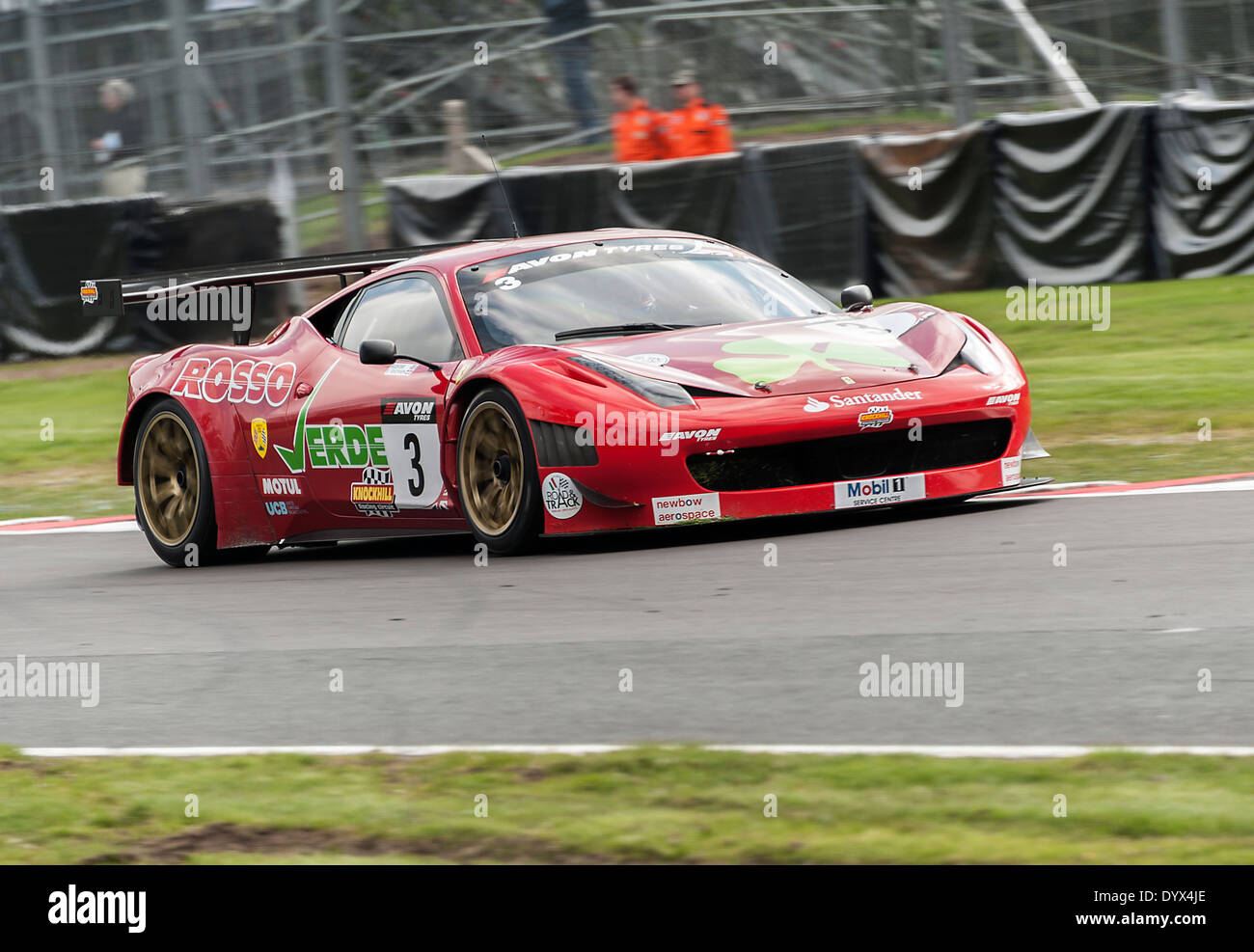 Ferrari 458 Italia Sport Rennwagen im britischen GT-Meisterschaft in Oulton Park Motor Racing Circuit Cheshire England Stockfoto