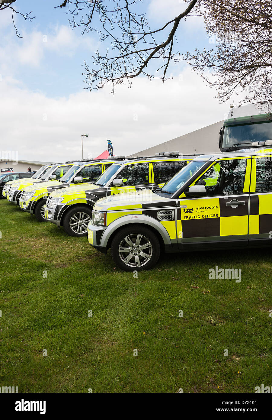 Eine Linie der Highways Agency Traffic Officer Fahrzeuge geparkt in einer Linie am Oulton Park Motor Racing Circuit Cheshire England UK Stockfoto