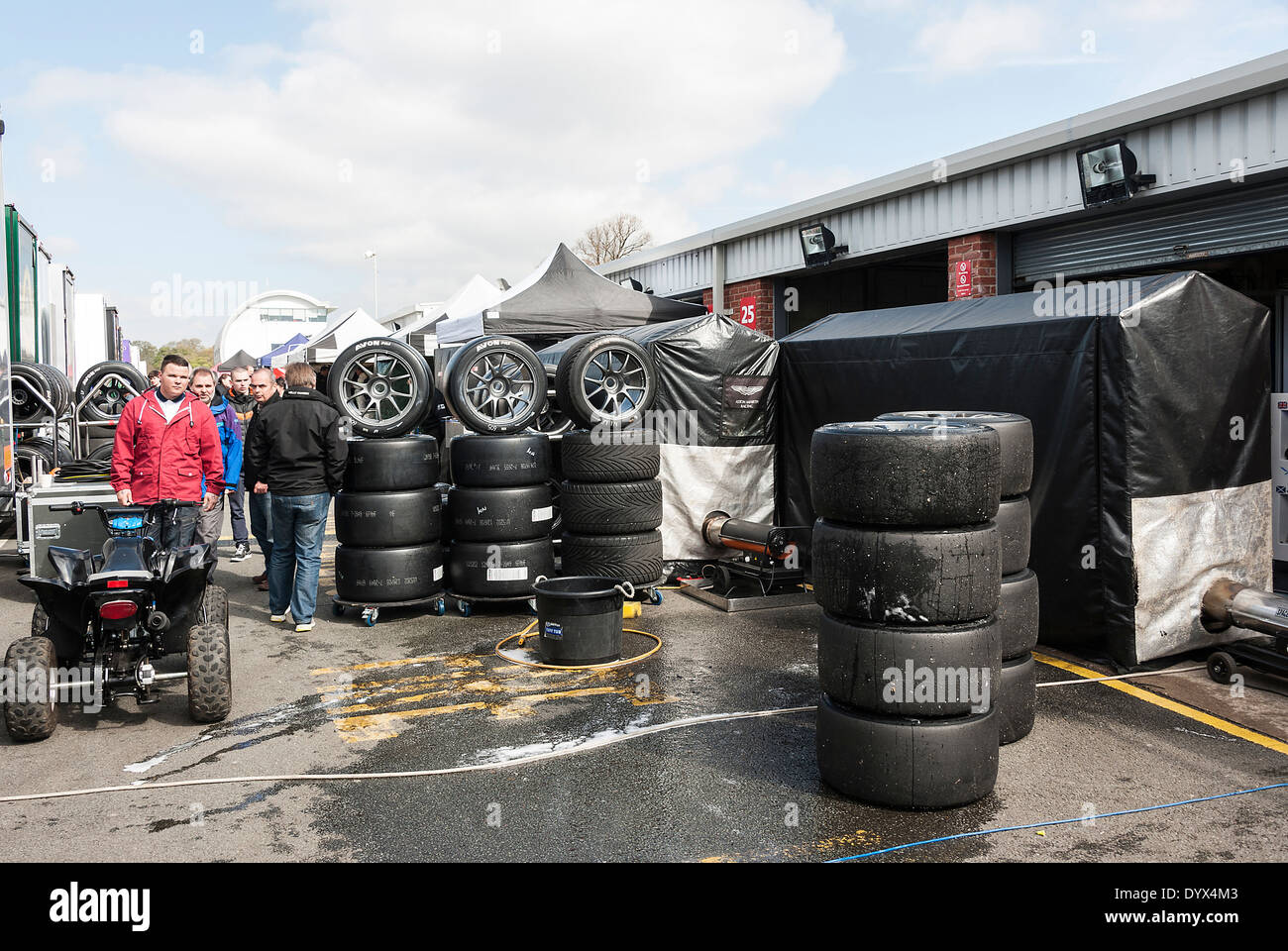 Glatt und nassen Reifen auf Rädern für GT Rennwagen im Fahrerlager am Oulton Park Motor Racing Circuit Cheshire England UK Stockfoto
