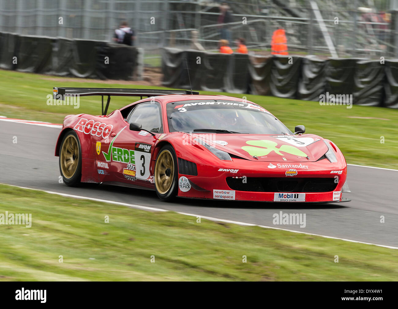 Ferrari 458 Italia Sport Rennwagen im britischen GT-Meisterschaft in Oulton Park Motor Racing Circuit Cheshire England Stockfoto