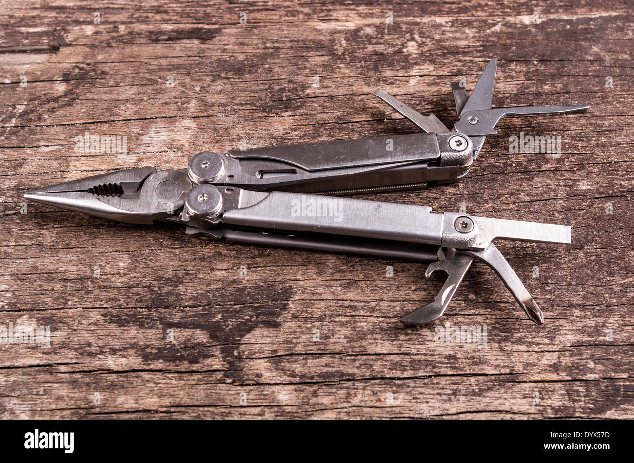 Multitool, Multi-Zweck-Tool auf Holz Stockfoto