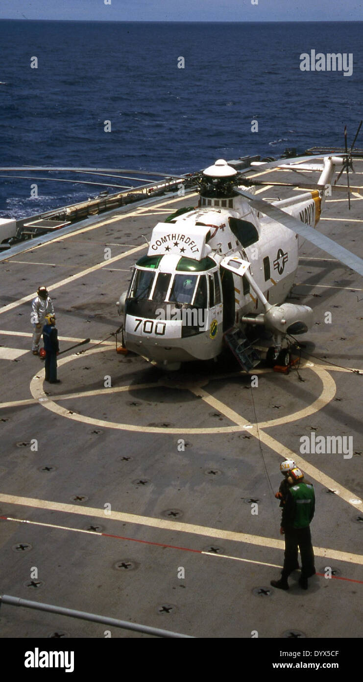 Die Sikorsky UH-3H, Hecknummer 151549, diente mit HC-11 DET-15 unter COMTHIRDFLT 19 und bot Transport- und Unterstützungsmöglichkeiten. Dieser Hubschrauber wurde bei verschiedenen Marineoperationen eingesetzt, was Sikorskys Vielseitigkeit in der militärischen Luftfahrt verdeutlicht. Stockfoto