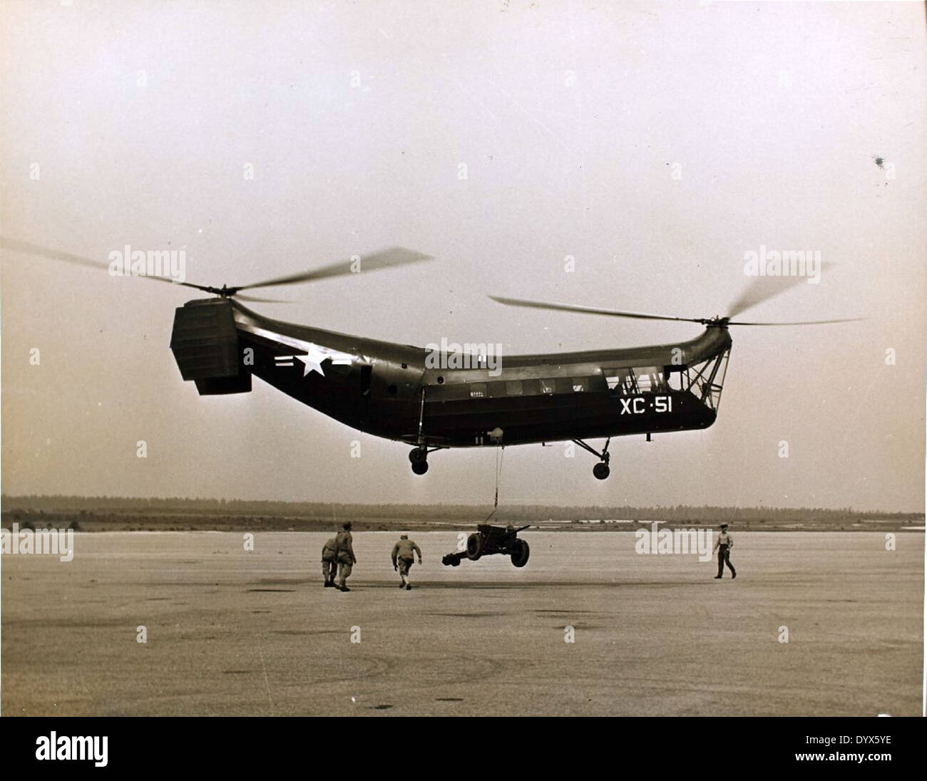Dieses Foto vom September 1948 zeigt die US Naval Air Station in Lakehurst, NJ, ein bedeutender Ort für die Marine-Luftfahrt und Luftschiffeinsätze, einschließlich der berüchtigten Hindenburg-Katastrophe. Stockfoto