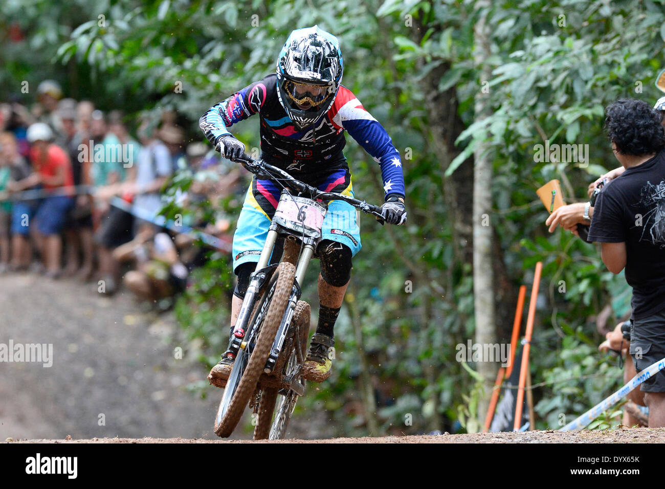 Cairns, Australien. 26. April 2014. Fünfter Platz Hutchinson UR Fahrer Tracey Hannah von Australien bei den Damen Elite downhill-Rennen bei der UCI Mountain Bike World Cup in Smithfield Regenwald, Cairns. Bildnachweis: Aktion Plus Sport/Alamy Live-Nachrichten Stockfoto