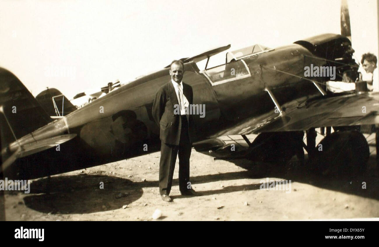 Das Travel Air Model R, auch bekannt als „Mystery Ship“, war ein legendärer Air-Racer in den 1920er Jahren, der für seine Rolle als Pionier im Luftverkehr berühmt war. Das Flugzeug mit der NR482N wurde von dem Luftfahrpionier Jimmy Doolittle gesteuert. Ausgestattet mit einem Wright J-6 Whirlwind-Motor erzielte es zahlreiche Siege und wurde zu einem der bemerkenswertesten Rennflugzeuge seiner Zeit mit innovativem Design und Geschwindigkeit. Stockfoto