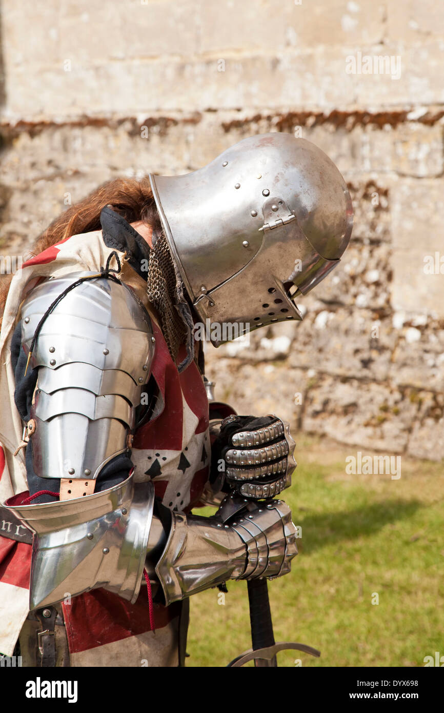 Ritter in Rüstung Verbeugung Stockfoto
