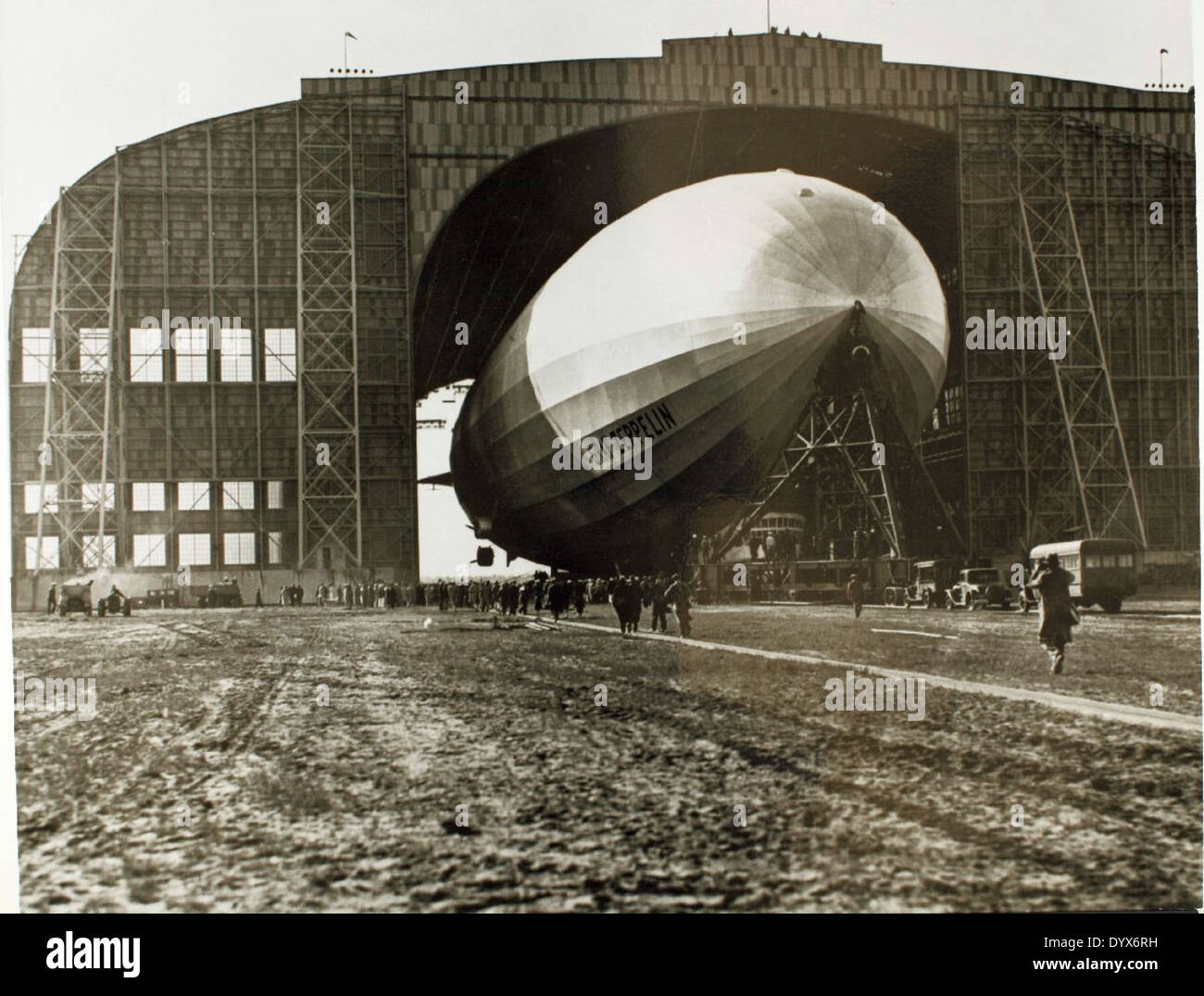 Hier ist der Zeppelin LZ 127 Graf Zeppelin, ein deutsches Luftschiff, in seinem Hangar zu sehen. Das Luftschiff, das für transatlantische Flüge eingesetzt wurde, stellte den Höhepunkt der Luftschifftechnik in den 1930er Jahren dar Sie spielte eine Schlüsselrolle bei der Demonstration des Potenzials von Luftschiffen für den Fernverkehr. Stockfoto