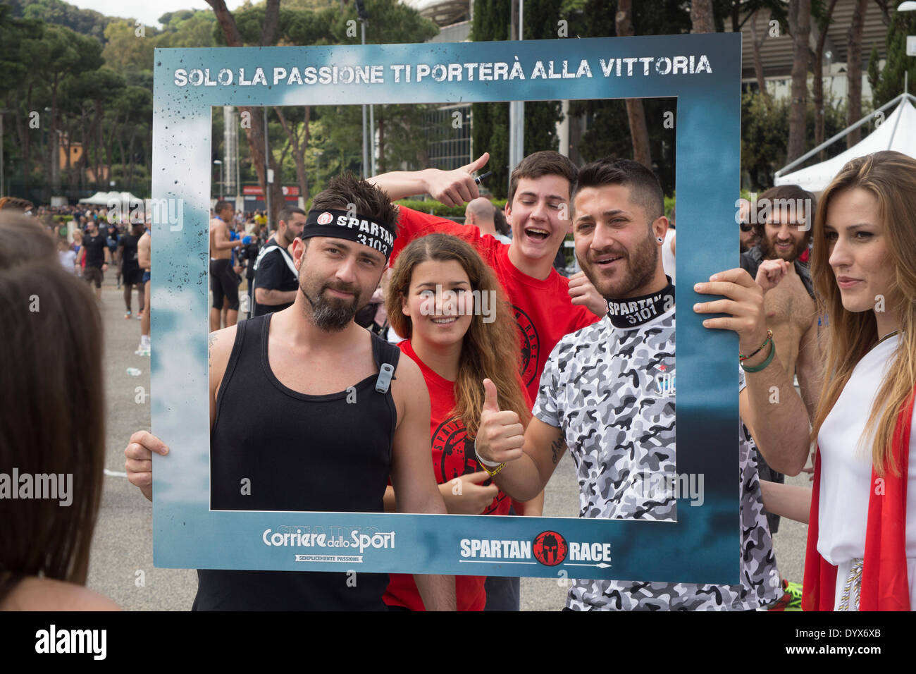Rom, Italien. 26. April 2014. Spartan Race ist ein "starkes bemühen"-Rennen, bei denen mehr als 3000 Athleten, vor allem Amateure und keine Profis. Tannen-Zeit in Italien, die Rasse müssen Hindernisse wie Wände zu klettern, Netze, e-Gewichtheben Credit Spiel: Francesco Gustincich/Alamy Live News Stockfoto Rom, Italien. 26. April 2014. Spartan Race ist ein "starkes bemühen"-Rennen, bei denen mehr als 3000 Athleten, vor allem Amateure und keine Profis. Tannen-Zeit in Italien, die Rasse müssen Hindernisse wie Wände zu klettern, Netze, e-Gewichtheben Credit Spiel: Francesco Gustincich/Alamy Live News Stockfoto
