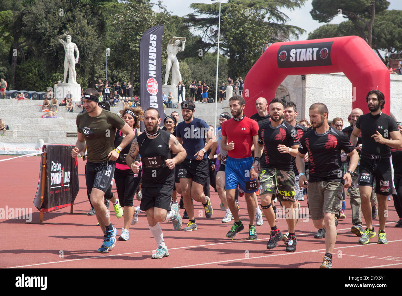Rom, Italien. 26. April 2014. Spartan Race ist ein "starkes bemühen"-Rennen, bei denen mehr als 3000 Athleten, vor allem Amateure und keine Profis. Tannen-Zeit in Italien, die Rasse müssen Hindernisse wie Wände zu klettern, Netze, e-Gewichtheben Credit Spiel: Francesco Gustincich/Alamy Live News Stockfoto Rom, Italien. 26. April 2014. Spartan Race ist ein "starkes bemühen"-Rennen, bei denen mehr als 3000 Athleten, vor allem Amateure und keine Profis. Tannen-Zeit in Italien, die Rasse müssen Hindernisse wie Wände zu klettern, Netze, e-Gewichtheben Credit Spiel: Francesco Gustincich/Alamy Live News Stockfoto