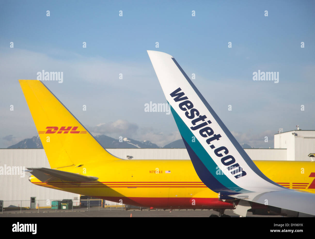 Heckflossen von Passagier- und Frachtflugzeugen am Vancouver International Airport Stockfoto