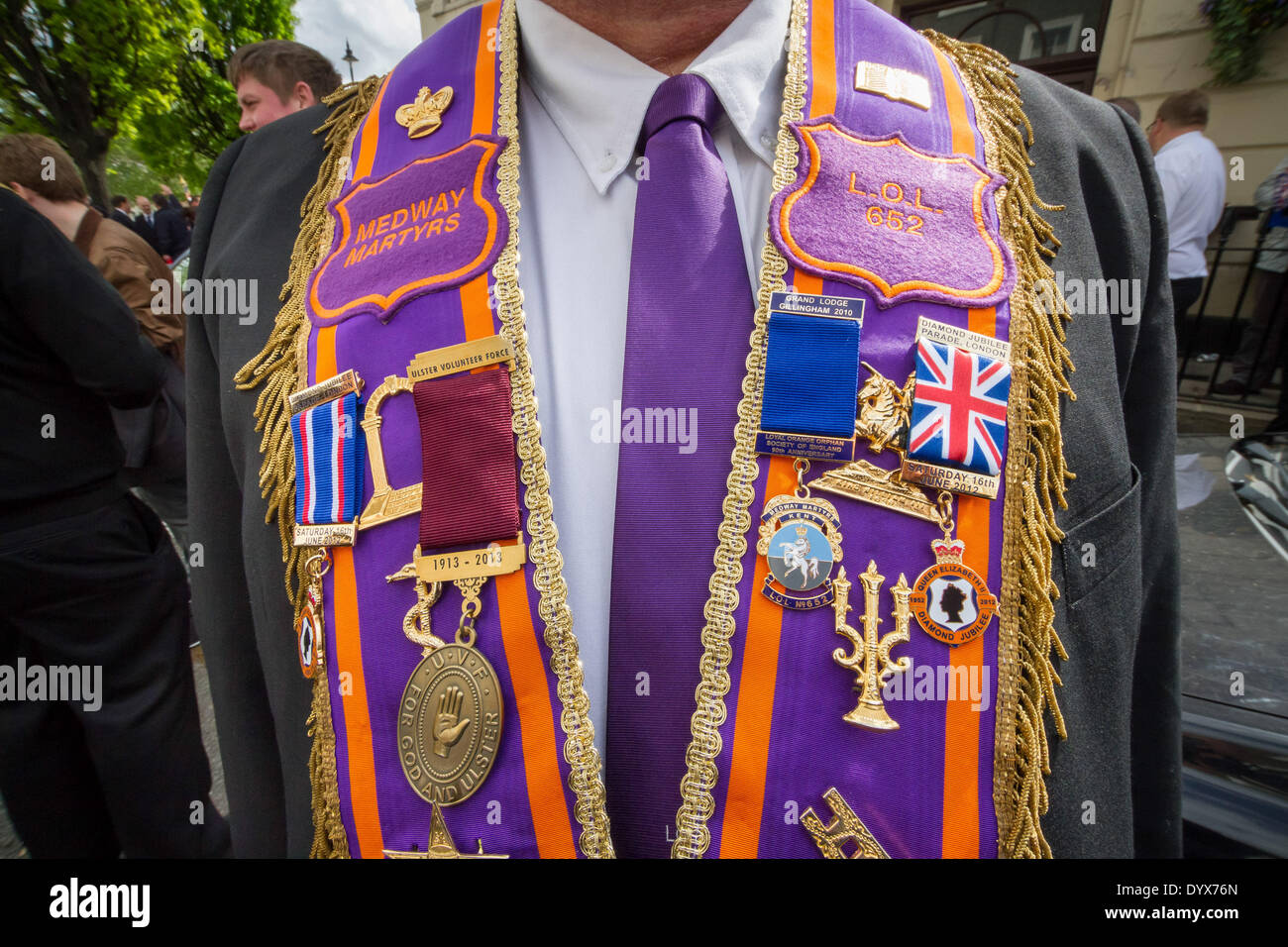 London, UK. 26. April 2014. Der Londoner Stadtteil St.-Georgs Tag Orange Parade und März 2014 Credit: Guy Corbishley/Alamy Live-Nachrichten Stockfoto