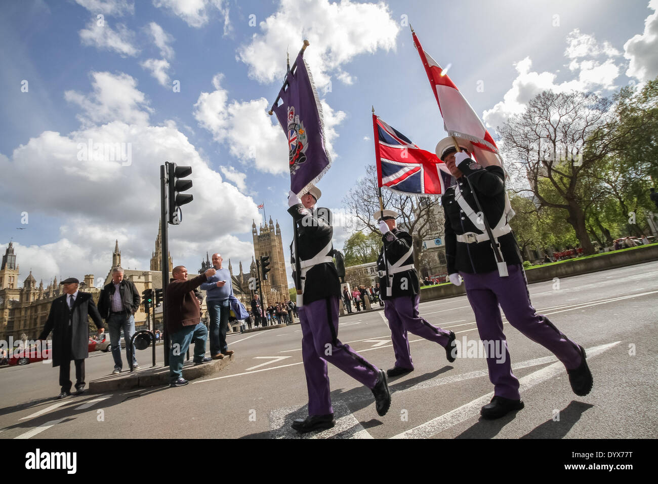 London, UK. 26. April 2014. Der Londoner Stadtteil St.-Georgs Tag Orange Parade und März 2014 Credit: Guy Corbishley/Alamy Live-Nachrichten Stockfoto