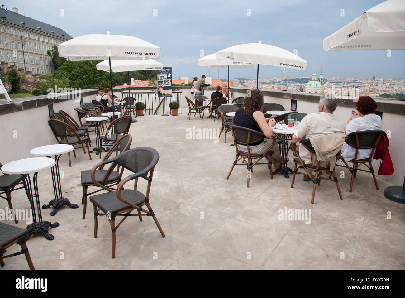 Starbucks Cafe Terrasse und Burg, Prag; Tschechische Republik; Europa Stockfoto