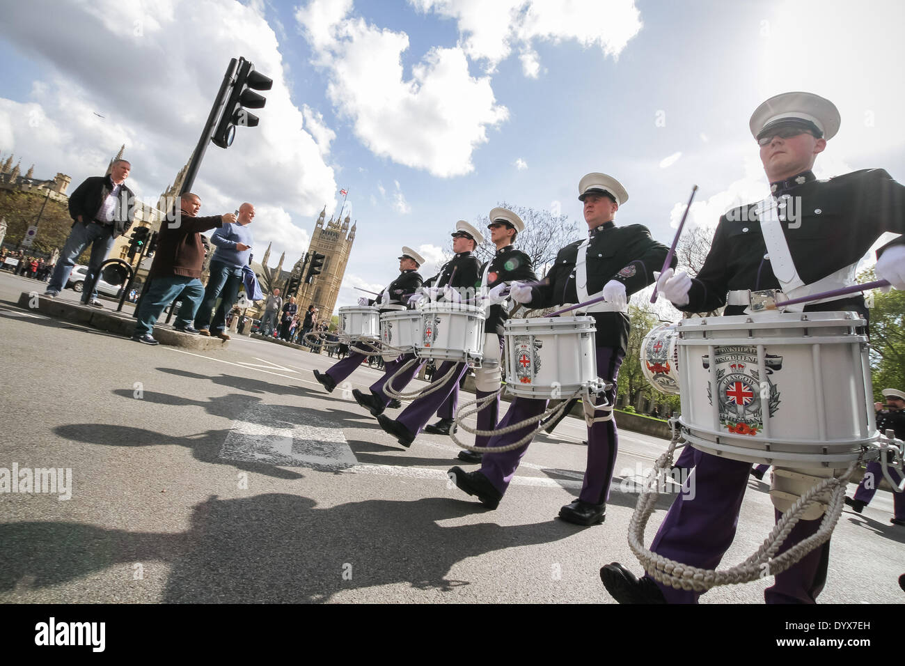 London, UK. 26. April 2014. Der Londoner Stadtteil St.-Georgs Tag Orange Parade und März 2014 Credit: Guy Corbishley/Alamy Live-Nachrichten Stockfoto