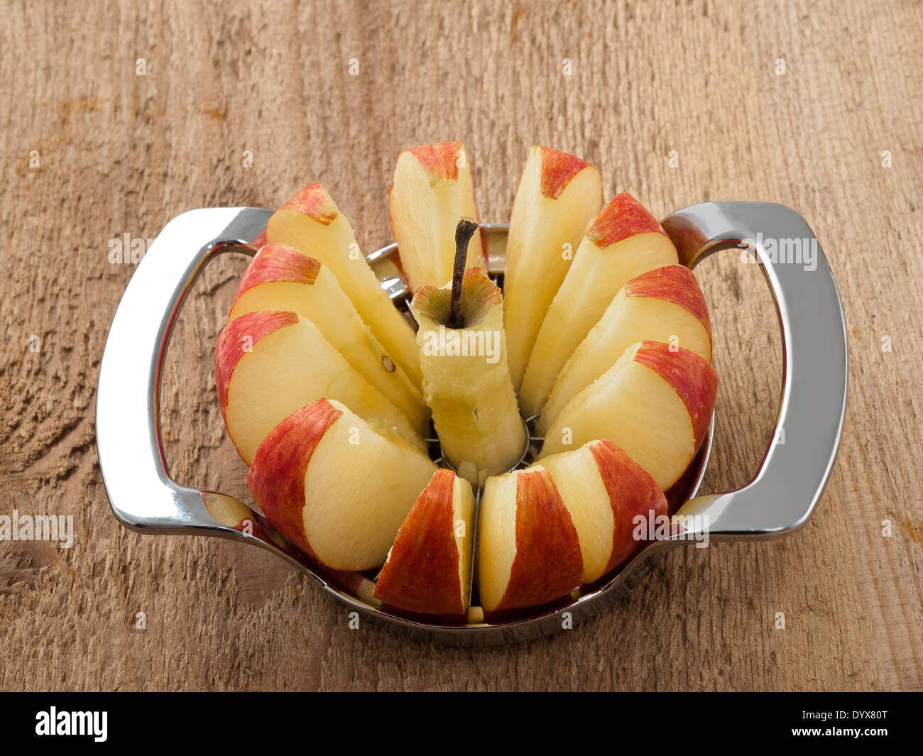 Rea Apfel geschnitten in Scheiben mit Werkzeug Stockfoto