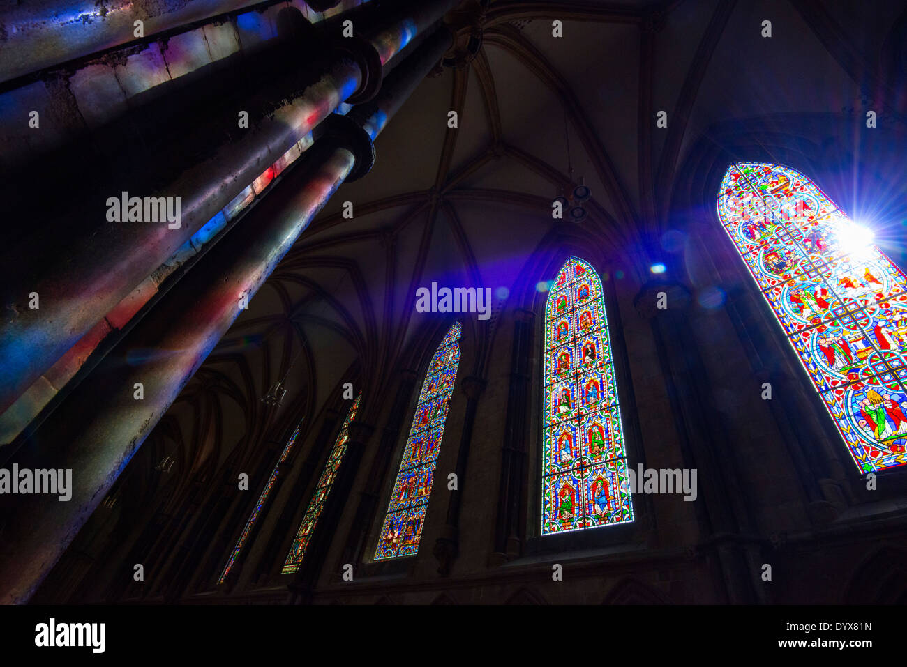 Reflexionen der Glasfenster in das Innere der Kathedrale von Lincoln, Lincolnshire England UK Stockfoto