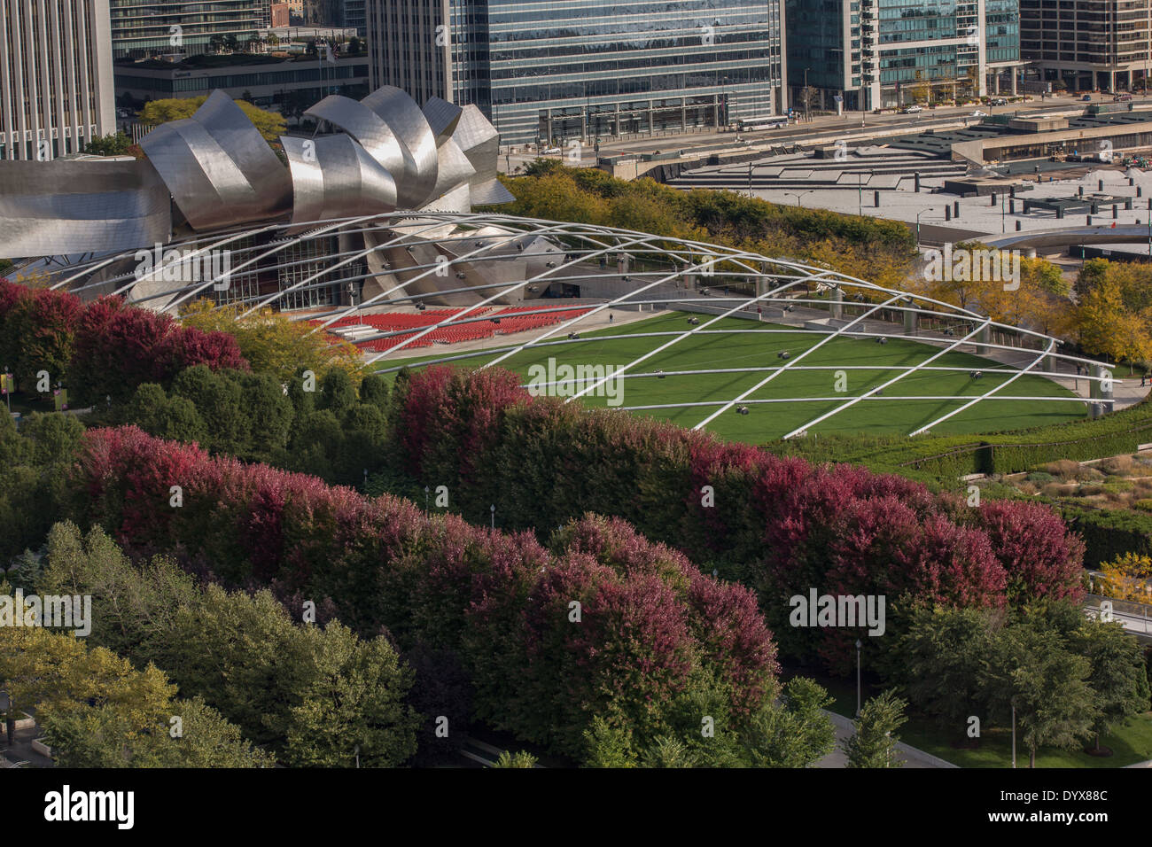 Luftaufnahme von Jay Pritzker Pavilion im Millennium Park in Chicago, Illinois, USA Stockfoto