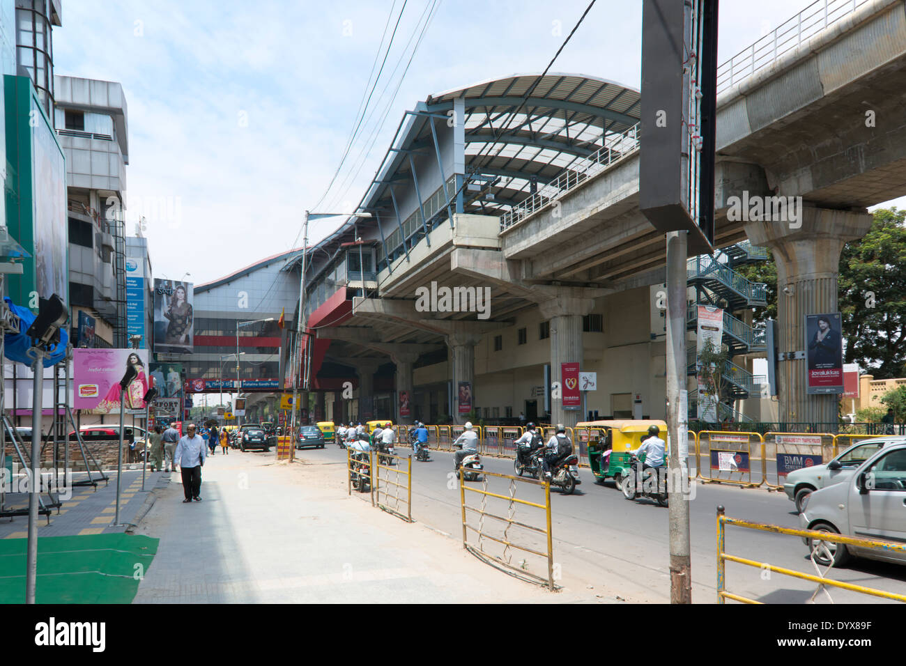 Eine Straße Szene zeigt Menschen und Verkehr von der u-Bahnstation MG (Mahatma Gandhi) unterwegs in Bangalore, Karnataka, Indien Stockfoto