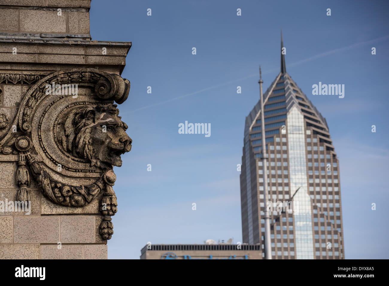 Löwen Kopf auf ein Gebäude mit zwei Prudential Plaza Turm gesehen aus dem Cliff Dwellers Club in Chicago, Illinois, USA Stockfoto