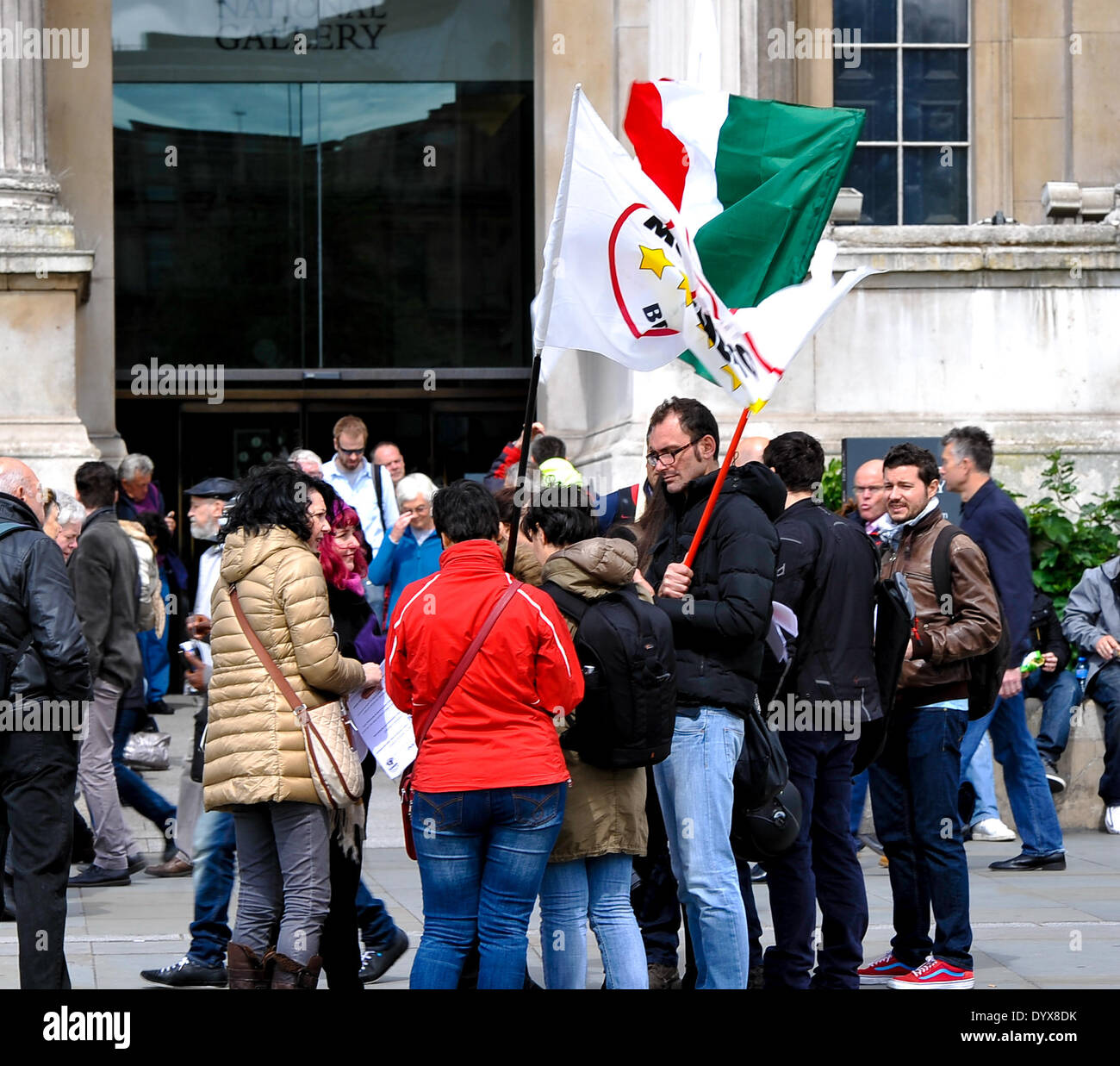 London, UK. 26. April 2014. Mitglieder der italienischen politischen Partei Movimento Cinque Stelle (fünf-Sterne-Bewegung) auf dem Trafalgar Square. Bildnachweis: Giulia Fiori/Alamy Live-Nachrichten Stockfoto