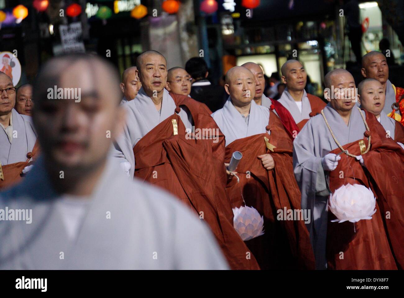 Seoul, Südkorea. 26. April 2014. South Korean Buddhisten parade während der Buddha-Ära 2558 Lotus Lantern Festival zu Buddhas Geburtstag am 6. Mai. Bildnachweis: Jun-Sang Lee/ZUMA Wire/ZUMAPRESS.com/Alamy Live-Nachrichten Stockfoto