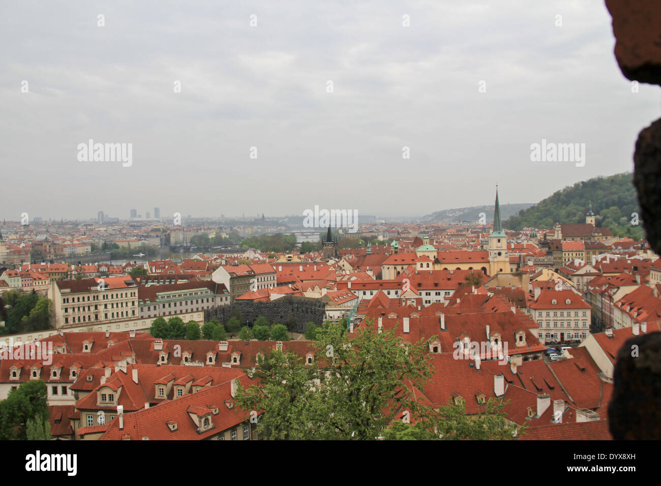 Perle der Architektur und gastronomischen Tourismus, der Hauptstadt der Tschechischen Republik. Rote Ziegel Dächer von Prag. Stockfoto