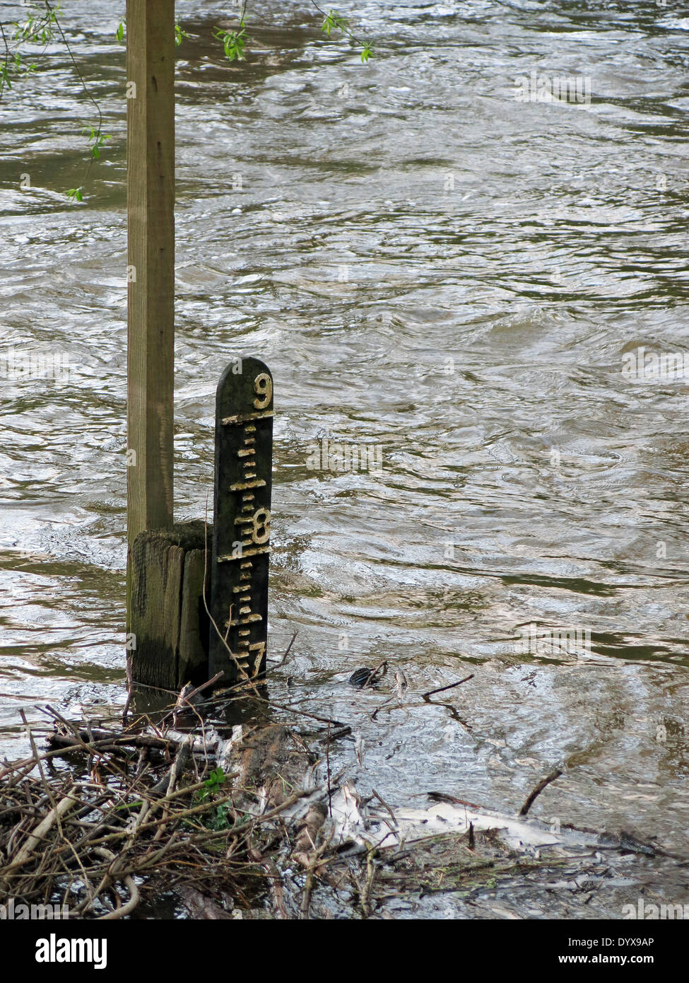 Eashing, Surrey. 26. April 2014. Der Fluss Wey die Ufer am Eashing in Surrey. Sintflutartige Regenfälle in den letzten 24 Stunden verursachte Überschwemmungen in der Grafschaft. Bildnachweis: James Jagger/Alamy Live News Stockfoto