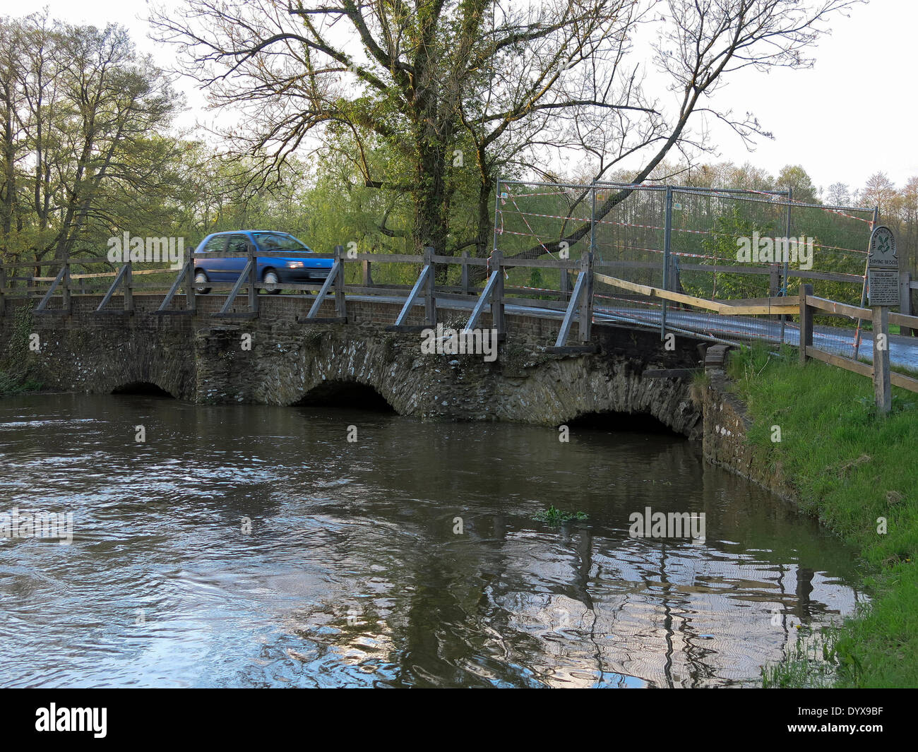 Eashing, Surrey. 26. April 2014. Der Fluss Wey die Ufer am Eashing in Surrey. Sintflutartige Regenfälle in den letzten 24 Stunden verursachte Überschwemmungen in der Grafschaft. Bildnachweis: James Jagger/Alamy Live News Stockfoto