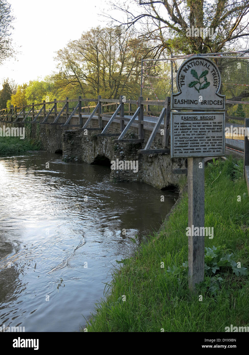 Eashing, Surrey. 26. April 2014. Der Fluss Wey die Ufer am Eashing in Surrey. Sintflutartige Regenfälle in den letzten 24 Stunden verursachte Überschwemmungen in der Grafschaft. Bildnachweis: James Jagger/Alamy Live News Stockfoto