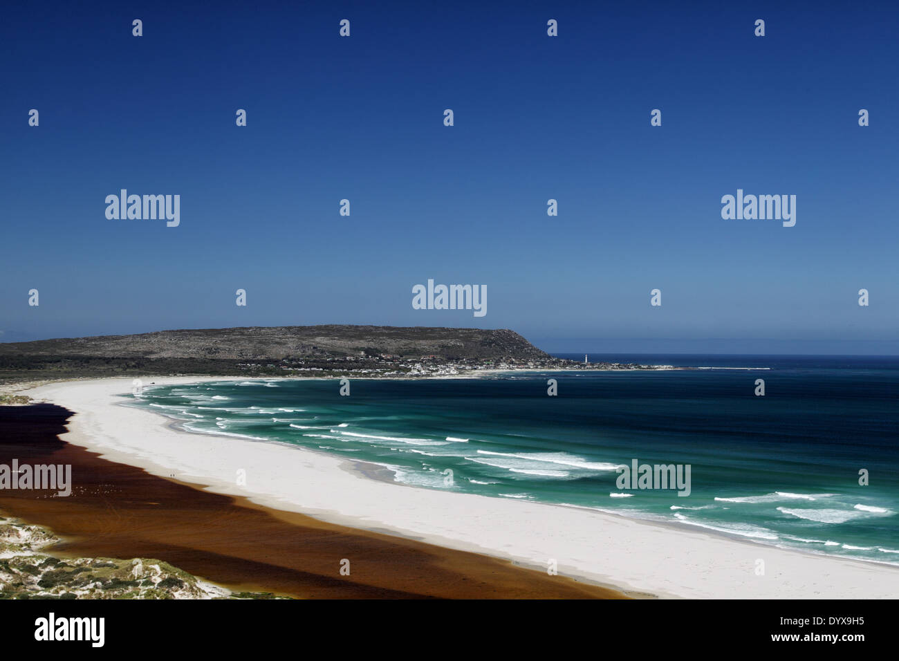 Blick auf Noordhoek Strand von Chapmans Peak Drive auf der Kap-Halbinsel in der Nähe von Cape Town, Südafrika. Stockfoto