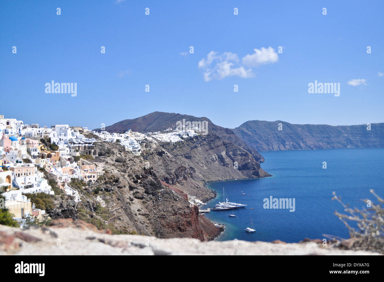 Griechisch-mediterranen Landschaft. Die Insel Santorini. Die felsige Küste der Insel in der Ägäis. Stockfoto