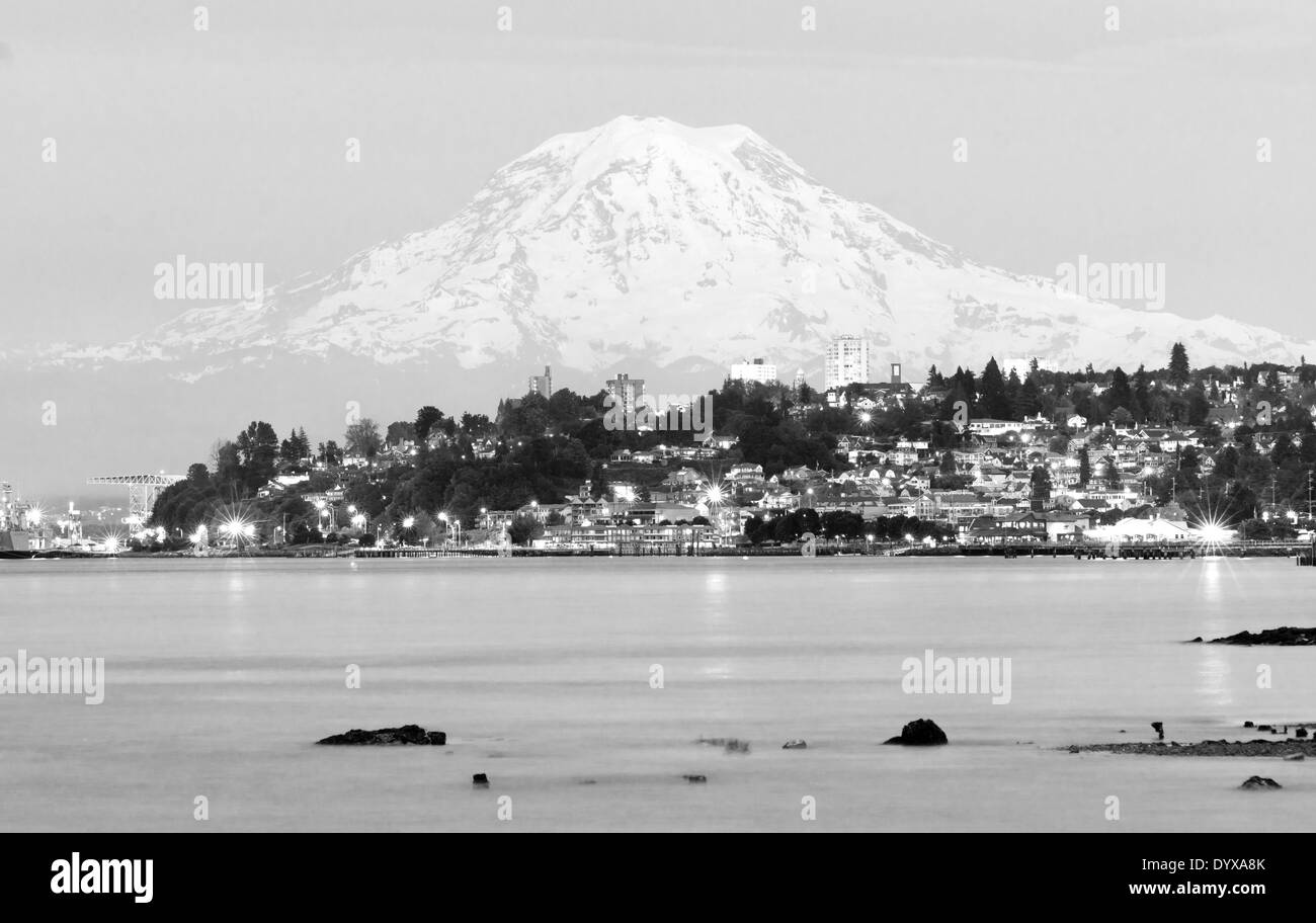 Mt. Rainier droht große über North Tacoma und Ruston Way waterfront Stockfoto