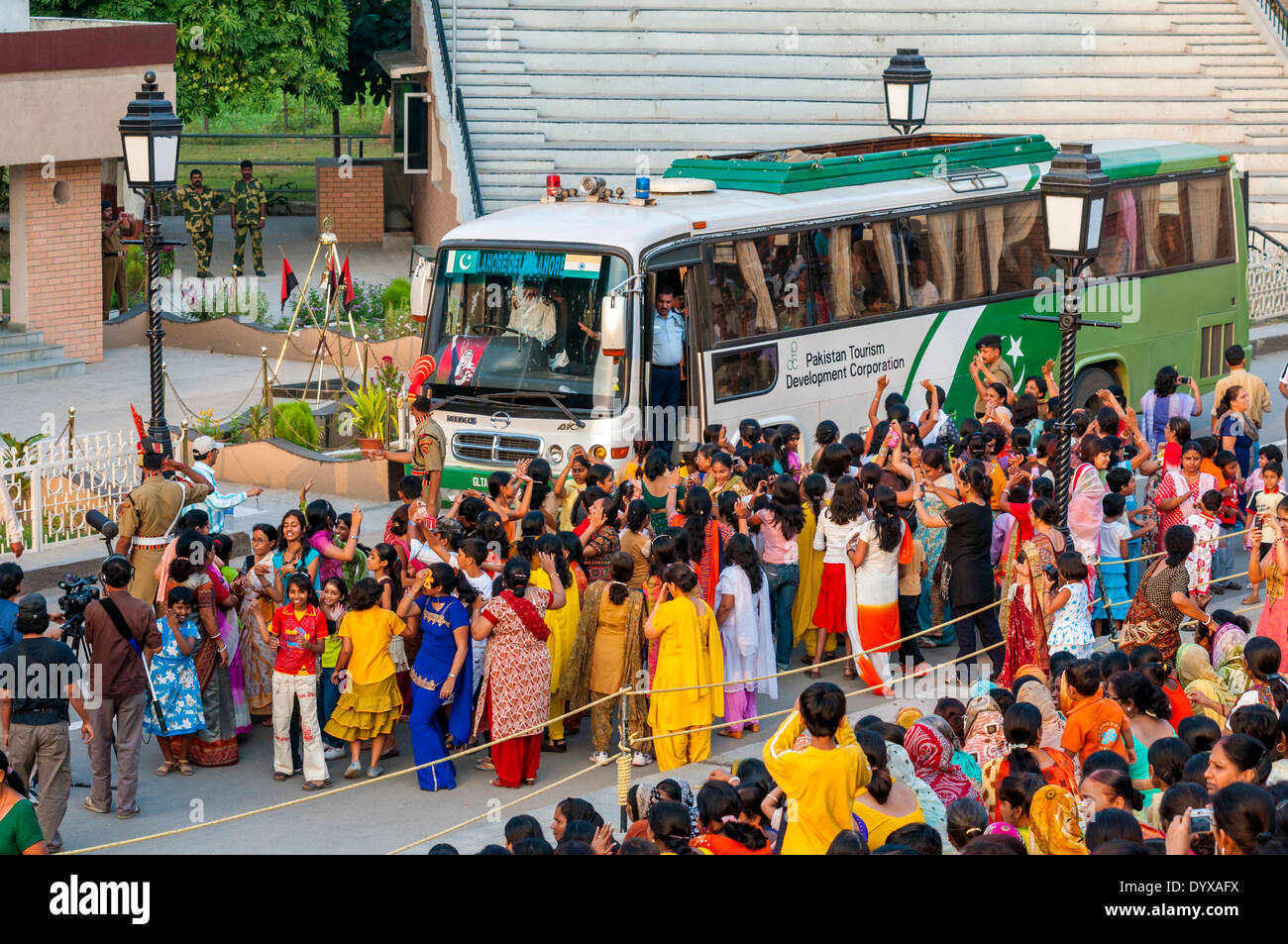 Die Wagah Border Abschlussfeier "Senkung der Flags" im indisch-pakistanischen Grenze Attari in der Nähe von Amritsar, Punjab, Indien. Stockfoto