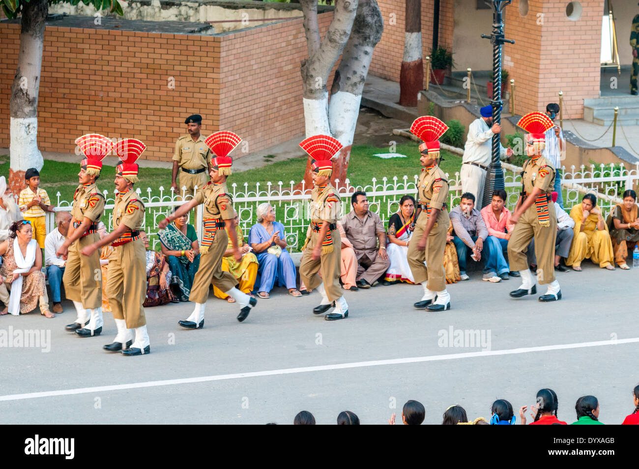 Die Wagah Border Abschlussfeier "Senkung der Flags" im indisch-pakistanischen Grenze Attari in der Nähe von Amritsar, Punjab, Indien. Stockfoto