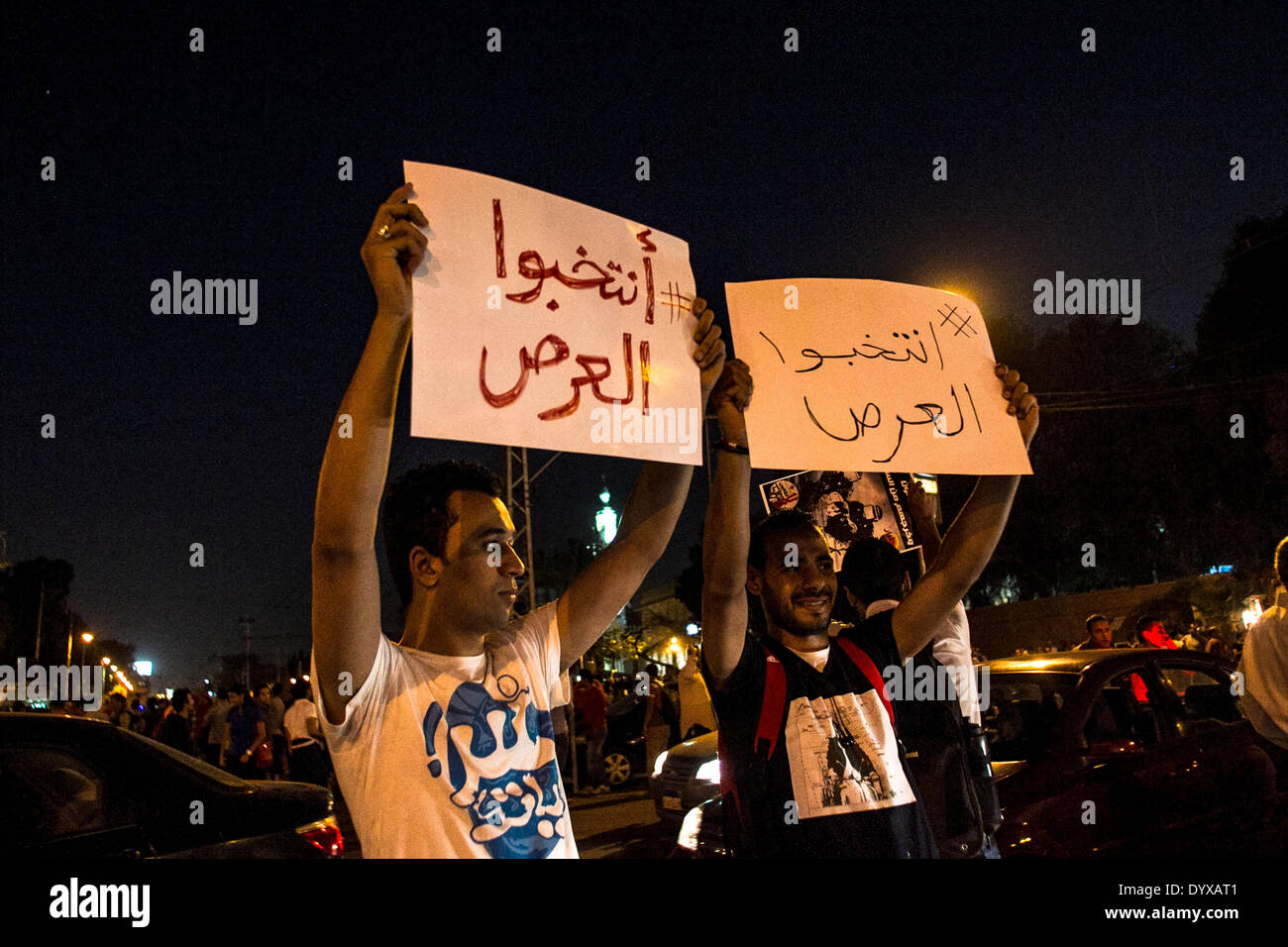 Kairo, Ägypten. 26. April 2014. Demonstranten halten Banner während einer Demonstration gegen das Gesetz der Protest vor dem Präsidentenpalast in Kairo, Ägypten, am 26. April 2014. Politische Aktivisten protestierten am Samstag gegen die Protest-Gesetz, das verbietet Demonstrationen ohne vorherige Ankündigung. Bildnachweis: Amru Salahuddien/Xinhua/Alamy Live-Nachrichten Stockfoto