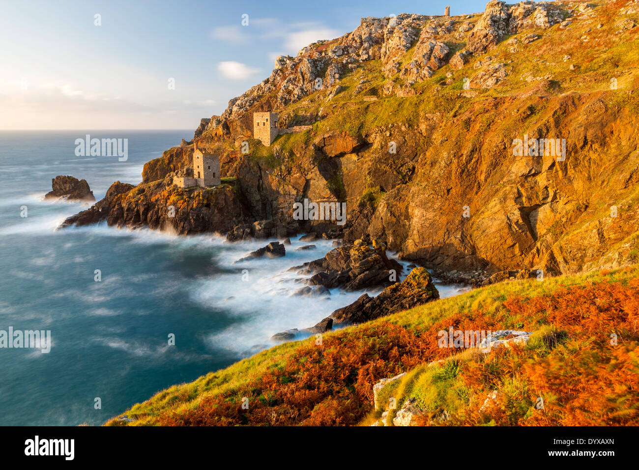 Überreste der Kronen Tin mine Maschinenhäuser an der Cornish Atlantikküste in der Nähe von Botallack, England, Vereinigtes Königreich, Europa. Stockfoto