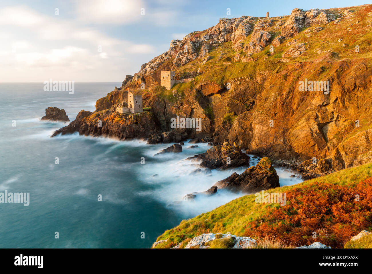 Überreste der Kronen Tin mine Maschinenhäuser an der Cornish Atlantikküste in der Nähe von Botallack, England, Vereinigtes Königreich, Europa. Stockfoto