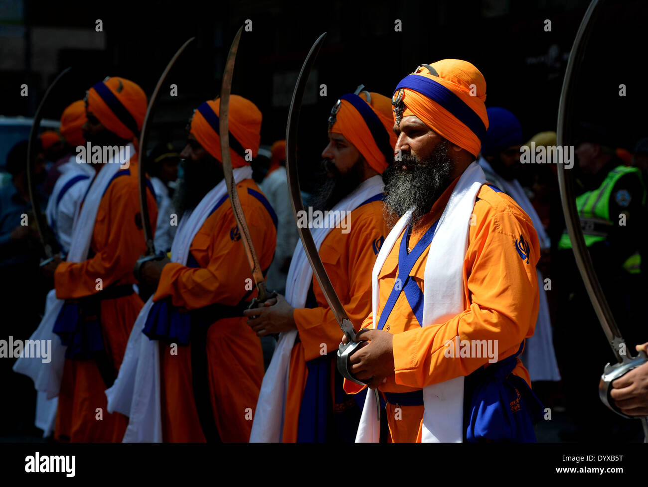 New York, USA. 26. April 2014. Sikh Leute teilnehmen Sikh-Parade in Manhattan, New York City, USA, am 26. April 2014. Die jährliche NYC Sikh-Parade statt in Manhattan ist ein Vaisakhi Day fest und findet statt in den Monat April des Sikhismus Kalender Nanakshahi Monats Vaisakh entspricht. Bildnachweis: Wang Lei/Xinhua/Alamy Live-Nachrichten Stockfoto