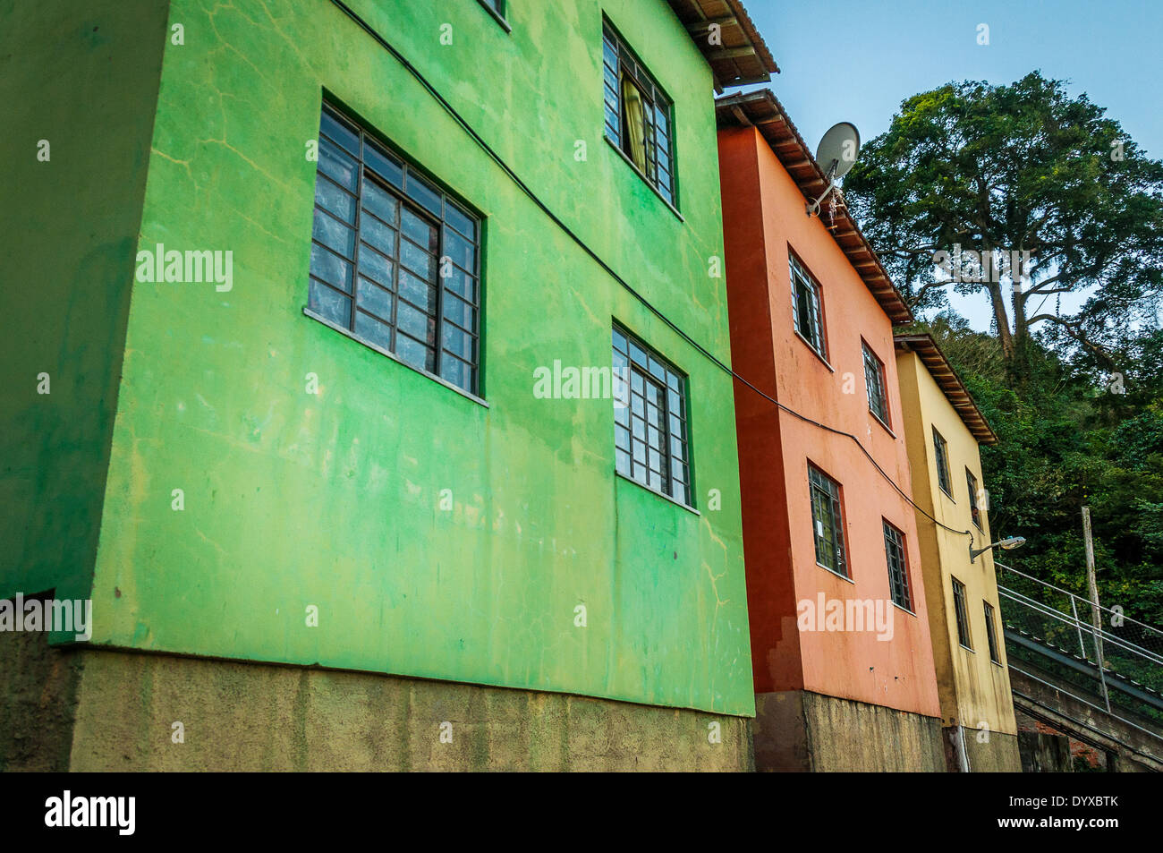 Bei der kürzlich befriedet Dona Marta Slum präsentieren Häuser ihre Farben Besucher - Rio De Janeiro Stockfoto