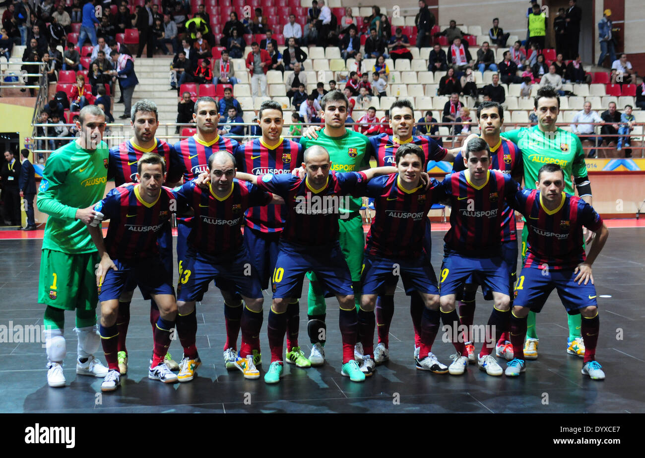 Baku. 26. April 2014. Spaniens FC Barcelona Spieler stellen für ein Gruppenfoto vor dem Finale des UEFA-Futsal-Cup in Aserbaidschans Hauptstadt Baku am 26. April 2014. FC Barcelona besiegt FC Dynamo 5: 2 in der Verlängerung zu ihren zweiten UEFA-Futsal-Cup-Titel behaupten. © Tofik Babayev/Xinhua/Alamy Live-Nachrichten Stockfoto