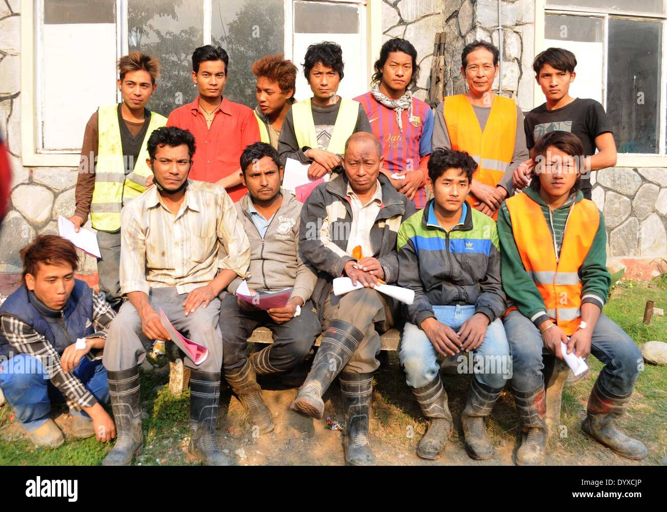 Pokhara, Nepal. 26. April 2014. Arbeitnehmer, die unter anderem einen chinesischen Staatsangehöriger aus einem gesperrten Tunnel eine Unterkonstruktion Madi Wasserkraftprojekt am Sildujure des Kaski Bezirk gerettet wurden, stellen für ein Gruppenfoto nach einem medizinischen Check-up in Pokhara, Nepal, 26. April 2014. Einige Arbeiter, die in einem Tunnel gefangen worden waren nach 14 Stunden Rettungsaktion gespeichert. Der Eingang eines Tunnels von Madi-Wasserkraft-Projekt hatte durch einen Erdrutsch am 25 April blockiert. © Krishna Mani Baral/Xinhua/Alamy Live-Nachrichten Stockfoto